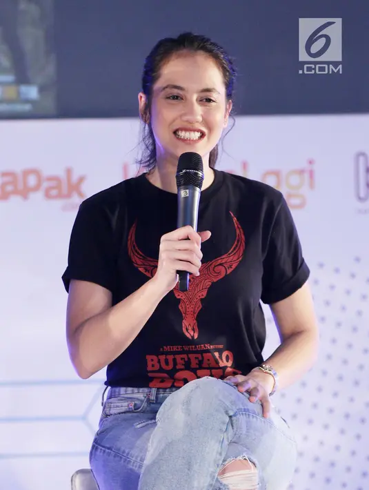 Pemain film Buffalo Boys, Pevita Pearce berbagi cerita saat Emtek Goes to Campus (EGTC) 2018 di Universitas Negeri Semarang (UNNES), Semarang, Kamis (19/7). Pevita berbagi cerita selama syuting film Buffalo Boys. (Liputan6.com/Herman Zakharia)