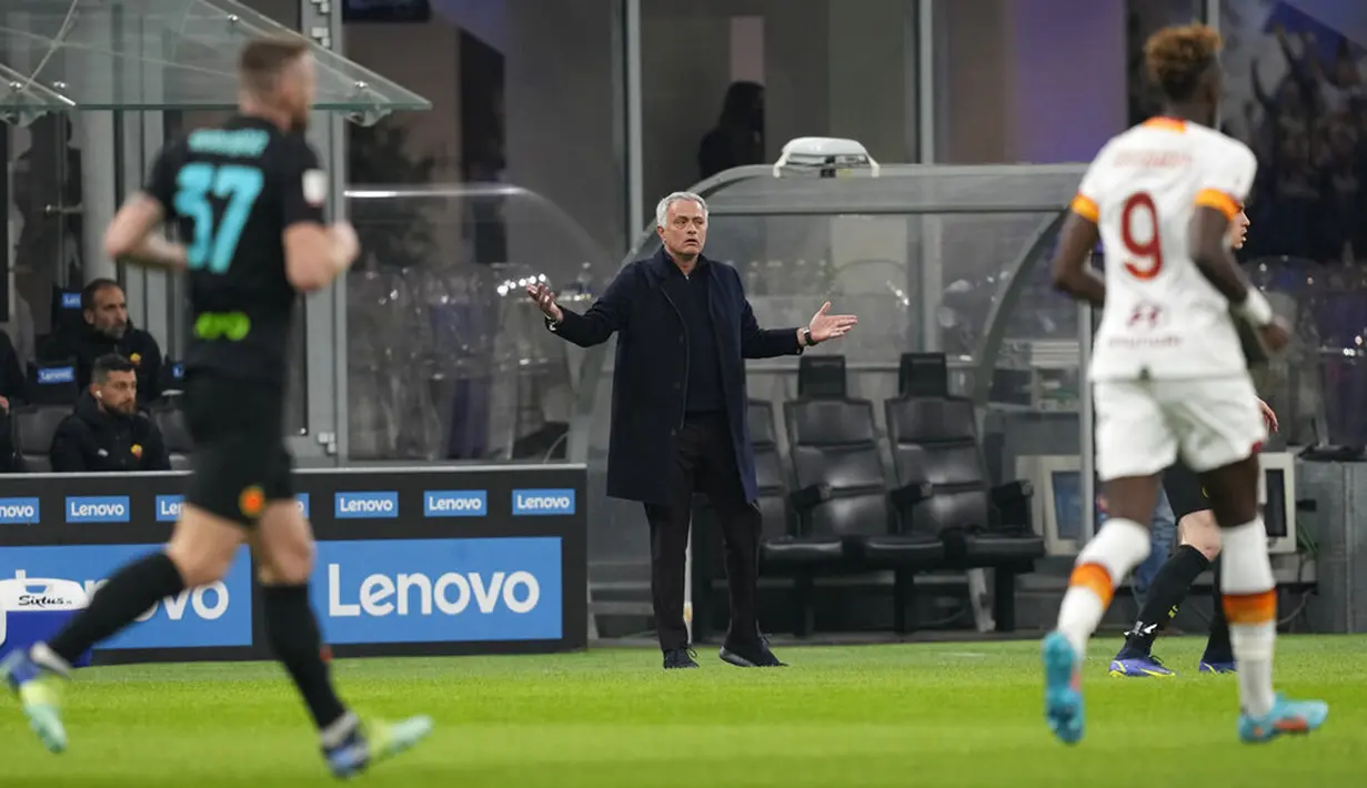 Pelatih AS Roma Jose Mourinho bereaksi saat Inter Milan melawan AS Roma pada pertandingan sepak bola Coppa Italia di Stadion San Siro, Milan, Italia, 8 Februari 2022. Inter Milan menang 2-0. (AP Photo/Antonio Calani)