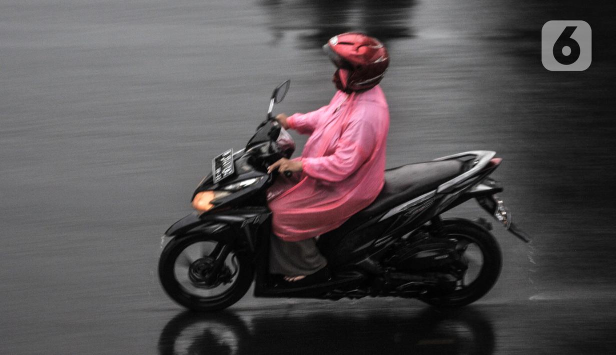 Pengendara sepeda motor melintas saat hujan mengguyur Jakarta, Senin (26/10/2020). BPBD DKI Jakarta mengeluarkan peringatan dini cuaca berupa potensi terjadinya hujan lebat disertai petir dan angin kencang dampak dari siklon tropis Molave hingga 27 Oktober 2020. (merdeka.com/Iqbal S. Nugroho)