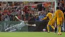 Penjaga gawang Belanda Jasper Cillessen gagal menghentikan penalti pemain Wales Gareth Bale (11) pada pertandingan sepak bola UEFA Nations League di Stadion De Kuip, Rotterdam, Belanda, 14 Juni , 2022. Belanda menang dengan skor 3-2. (AP Photo/Peter Dejong)