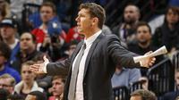 Pelatih Los Angeles Lakers, Luke Walton saat melakukan protes kepada waasit pada laga melawan  Minnesota Timberwolves di Minneapolis, (13/11/2016). Timberwolves menang 125-99. (AP/Bruce Kluckhohn)