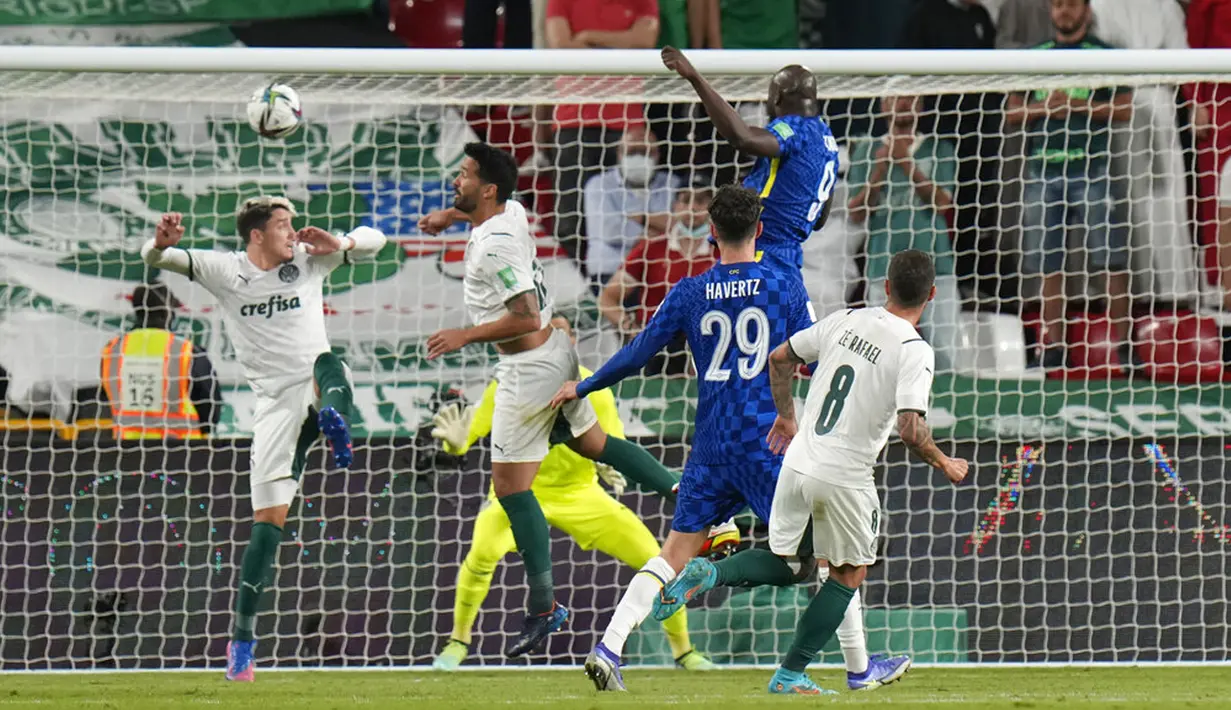 Pemain Chelsea Romelu Lukaku (kanan atas) mencetak gol ke gawang Palmeiras pada pertandingan sepak bola final Piala Dunia Antarklub di Stadion Mohammed Bin Zayed, Abu Dhabi, Uni Emirat Arab, 12 Februari 2022. Chelsea menang 2-1. (AP Photo/Hassan Ammar)