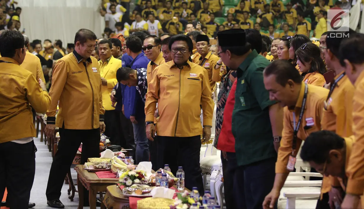Ketua Umum Partai Hanura Oesman Sapta Odang (OSO) saat akan membuka Rakernas Partai Hanura di Pekanbaru, Riau, Selasa (8/5). Sebelumnya, Presiden Jokowi dijadwalkan hadir dalam Rakernas Partai Hanura. (Liputan6.com/Herman Zakharia)
