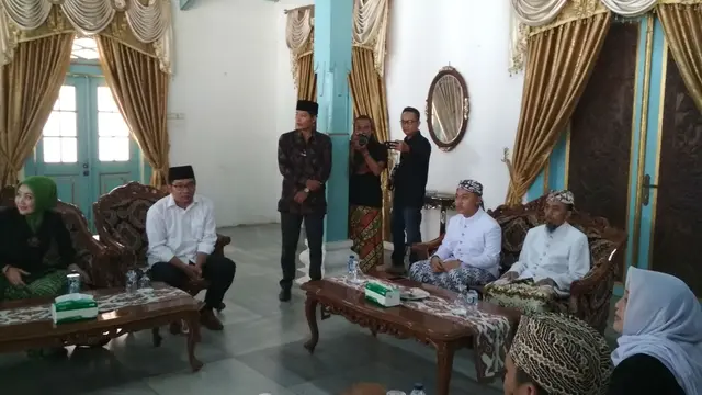 Blusukan Ridwan Kamil dan Turunan Sunan Gunung Jati Cirebon