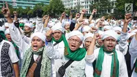 Anggota Laskar Front Pembela Islam (FPI) melakukan konvoi melintas di kawasan Bundaran HI, Jakarta, Rabu (22/5/2019). FPI mengerahkan simpatisannya di Jabodetabek untuk berdemonstrasi terkait hasil rekapitulasi suara Pemilu 2019 di gedung Bawaslu. (Liputan6.com/Immanuel Antonius)