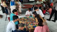 Anak-anak bermain menyusun LEGO pada acara  LEGO Program CSR dengan SOS Children’s Village di Jakarta Timur, Senin (20/05/2024). (dok. Liputan6.com/Rusmia Nely)