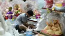 Seorang perajin mengerjakan pembuatan patung Dewa Ganesha di sebuah bengkel di Mumbai, India, 24 Agustus 2021. Pembuatan patung dewa Hindu berkepala gajah tersebut dilakukan jelang Festival Ganesh Chaturthi. (SUJIT JAISWAL/AFP)