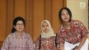 Menkes Nila F Moeloek bersama dua pelajar SMA asal Palangkaraya saat konferensi pers terkait bajakah di Kemenkes, Jakarta, Senin (26/8/2019). Menkes bertemu dengan tiga pelajar SMA asal Palangkaraya yang berhasil menemukan potensi akar Bajakah sebagai obat kanker. (Liputan6.com/Herman Zakharia)