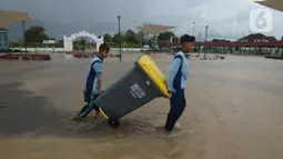 Banjir merendam wisata ziarah Masjid Agung Banten di Kota Serang pada Rabu (2/3/2022). Banjir yang melanda kawasan Masjid Banten Lama setelah curah hujan tinggi mengguyur Kota Serang beberapa hari lalu mengakibatkan Kali Cibanten meluap dan menggenangi 22 titik. (merdeka.com/Imam Buhori)