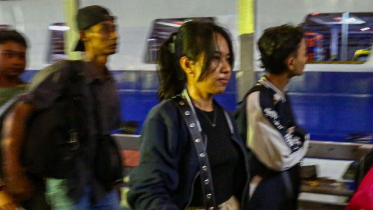 Pemudik pejalan kaki terpantau memadati gang way menuju kapal penyeberangan di Dermaga 3 Pelabuhan Merak, Cilegon, Banten, Sabtu (6/4/2024).&nbsp; Liputan6.com/Angga Yuniar