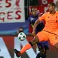 Pemain Liverpool, Joel Matip berebut bola dengan pemain Maribor, Marcos Tavares dalam lanjutan fase Grup E Liga Champions di Stadion Ljudski Maribor, Selasa (17/10). The Reds memetik kemenangan telak dengan skor meyakinkan 7-0. (AP/Darko Bandic)