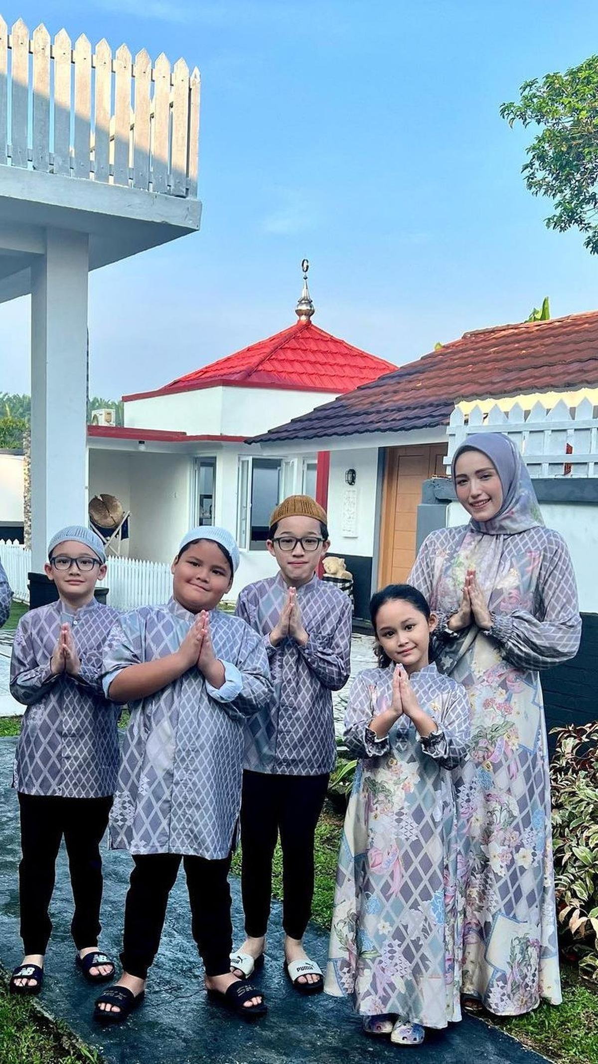 Adelia Wilhelmina termasuk ke jajaran seleb yang memiliki anak lebih dari tiga. Menikah dengan Pasha Ungu wanita asal Bandung ini dikaruniai empat anak yang lucu-lucu.