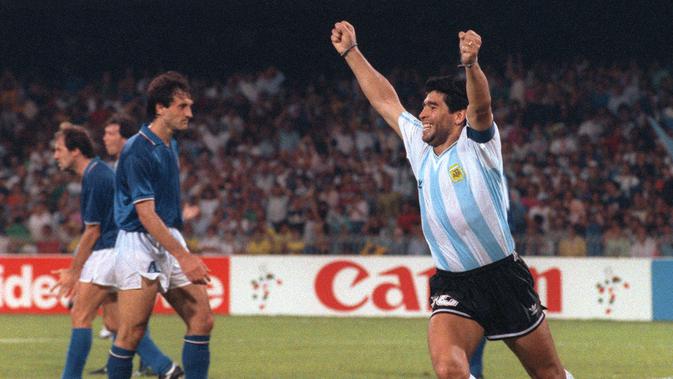 Penyerang Argentina, Diego Maradona, merayakan gol yang dicetak oleh Claudio Caniggia ke gawang Italia pada laga semifinal Piala Dunia di Naples, Italia (3/7/1990). (AFP/Daniel Garcia)