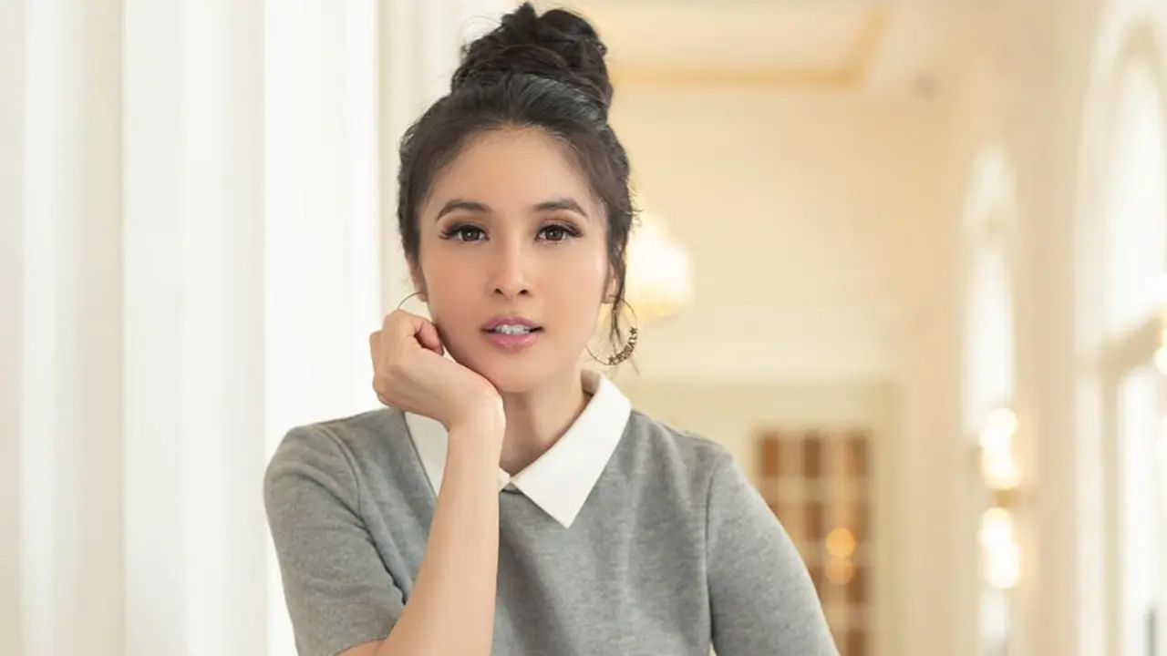 FOTO: Inspirasi Gaya Makeup Sandra Dewi, Selalu Memesona