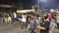 Gedung Grahadi Terbakar, Massa Ambil Laptop, Printer Hingga Kursi Kantor