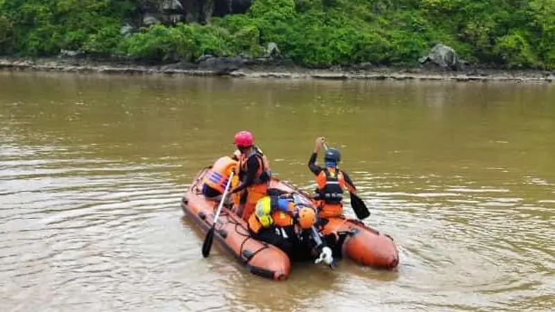 Tim SAR melakukan pencarian pemuda yang hilang di Muara Mbaduk, Pesanggaran Banyuwangi (Istimewa)