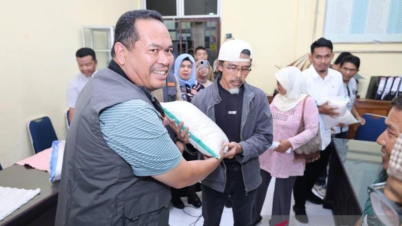 Pedagang di Pasar Pariaman Terima Bantuan Beras, Upaya Pemulihan Ekonomi Pascabencana
