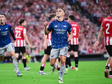Pemain Arsenal, Leandro Trossard dan Gabriel Martinelli, merayakan gol ke gawang Athletic Bilbao pada matchday pembuka fase liga Liga Champions 2025/2026 di San Mames Stadium pada Selasa, (16/9/2025). (AP Photo/Miguel Oses)