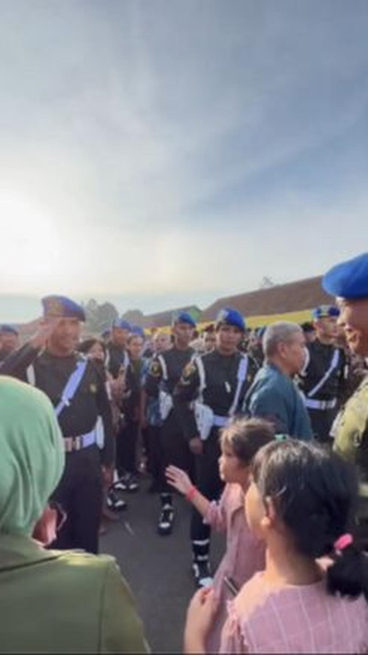Melihat kedatangan sang ayah, Serda Zaki langsung memberikan hormat komando.  <br>