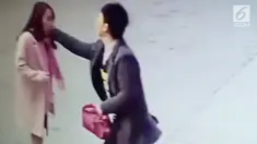 Seorang wanita di China dibawa ke rumah sakit setelah dianiaya oleh penjual online shop.