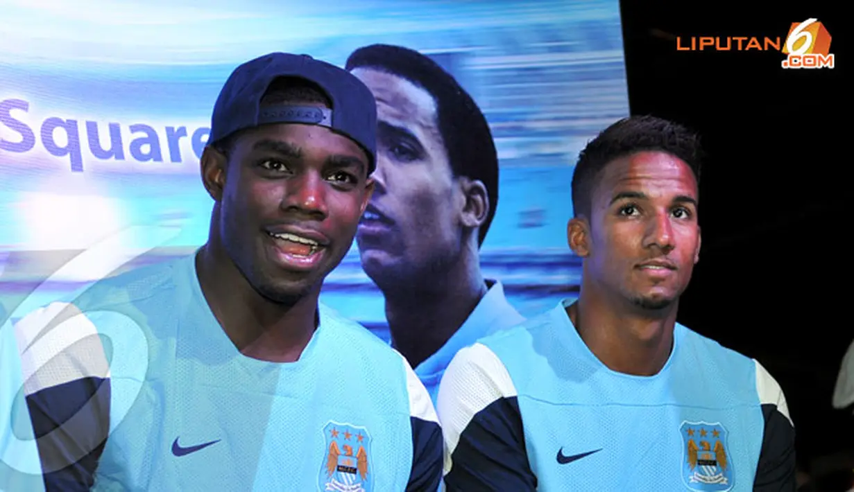 Micah Richards dan Scott Sinclair menjawab pertanyaan dari sejumlah wartawan Indonesia (Liputan6.com/Helmi Fithriansyah)