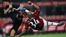 Pemain AC Milan, Nigel de Jong (kanan), berduel dengan pemain Inter Milan, Danilo D'Ambrosio, dalam laga Serie A 2014-2015 di Stadion San Siro, Milan, (19/4/2015). Inter Milan dan AC Milan hanya finis di papan tengah musim 2014-2015. (AFP/Giuseppe Cacace)