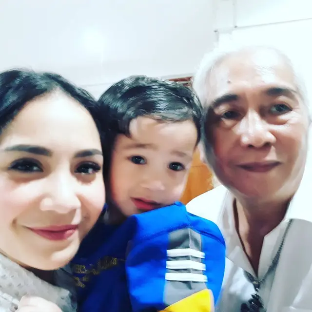 Gideon Tengker Bareng Kedua Cucu
