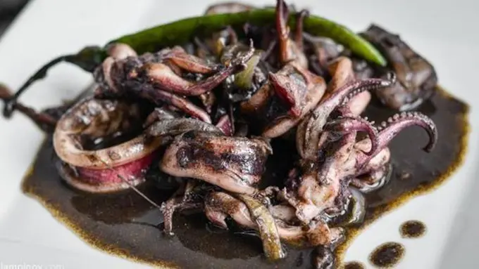 Cumi hitam pedas/Foto: kawalingpinoyrecipes.com