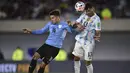 Bek Argentina Cristian Romero dan penyerang Uruguay Brian Rodriguez menyundul bola saat bersaing pada laga Kualifikasi Piala Dunia 2022 Zona Amerika Selatan di Monumental stadium, Senin (11/10/2021) pagi WIB. Argentina melibas Uruguay dengan skor 3-0. (AP Photo/Gustavo Garello)