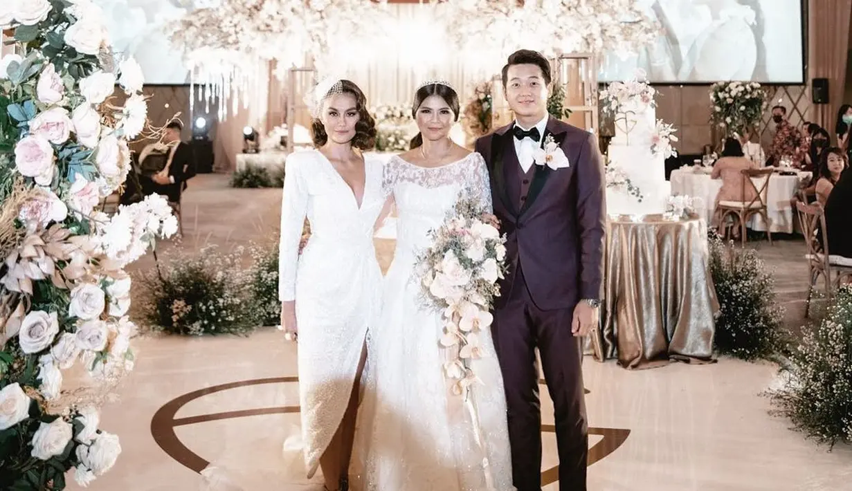 Momen lain memperlihatkan Agnez Mo yang menghadiri pernikahan sahabatnya mengenakan dress putih dengan detail drapery. Penampilannya makin elegan dengan fascinator yang dikenakan di kepalanya. [@agnezmo]