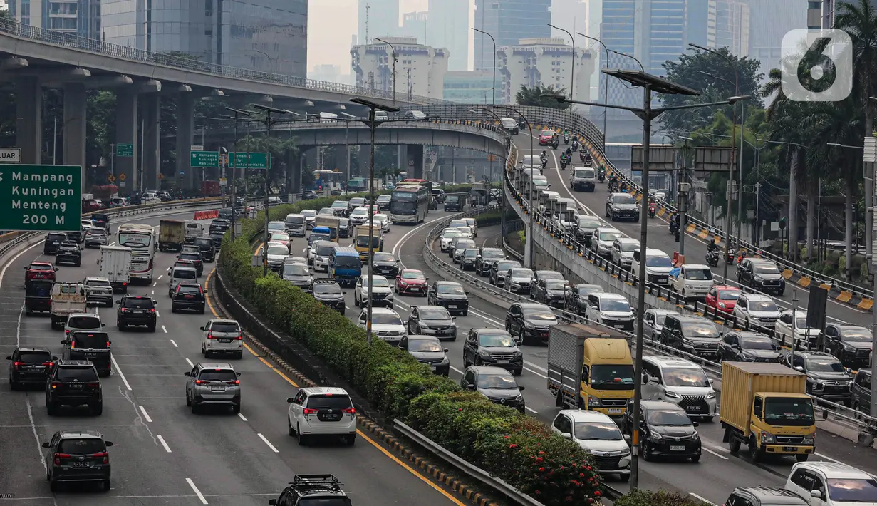 Sebelumnya, wacana pembatasan usia kendaraan pernah dicanangkan melalui Instruksi Gubernur DKI Jakarta Nomor 66 Tahun 2019 tentang Pengendalian Kualitas Udara. (Liputan6.com/Angga Yuniar)