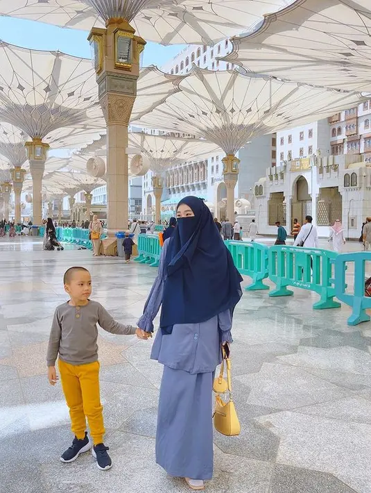 (Instagram/larissachou)