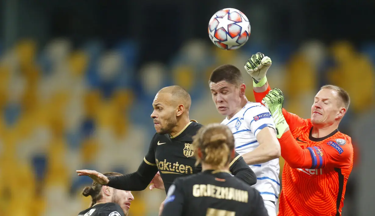 Penjaga gawang Barcelona Marc-Andre ter Stegen (kanan) melakukan penyelamatan bola saat menghadapi Dynamo Kyiv pada pertandingan Grup G Liga Champions di Stadion Olimpiyskiy, Kyiv, Ukraina, Selasa (24/11/2020). Barcelona membantai Dynamo Kyiv 4-0. (AP Photo/Efrem Lukatsky)
