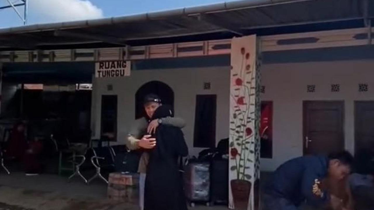 Saat ditinggal merantau, usianya baru 12 tahun. Dan kini kakaknya pulang saat ia sudah berusia 22 tahun. Saking rindunya, ia pun langsung berlari memeluk kakaknya.