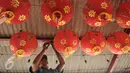 Petugas memasang lampu lampion di Vihara Dharma Bhakti Petak Sembilan, Jakarta, Senin (23/1). Jelang hari raya Imlek, Vihara Dharma Bhakti dibersihkan untuk kenyamanan warga sembahyang. (Liputan6.com/Yoppy Renato)