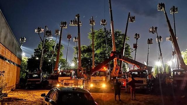 Fans nonton balapan pakai crane