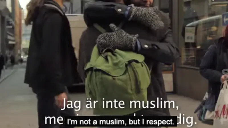 Pria Buta Ini Tawarkan Pelukan Sebagai Bukti Islam Cinta Damai