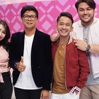 Penyanyi dangdut Ayu Ting Ting dikenal memiliki paling banyak follower di Instagram. Gerak gerik penyanyi dangdut asal Depok tak luput dari perhatian netizen. Belum lama ini, ia terlihat berfoto bersama dengan Andhika Kangen Band. (Instagram/ ruben_onsu)
