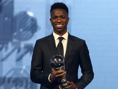 Pemain Real Madrid, Vinicius Jr mendapatkan penghargaan pemain pria terbaik FIFA 2024 dalam acara yang berlangsung di oha, Qatar pada Selasa (18/12) malam waktu setempat. (AP Photo/Hussein Sayed)