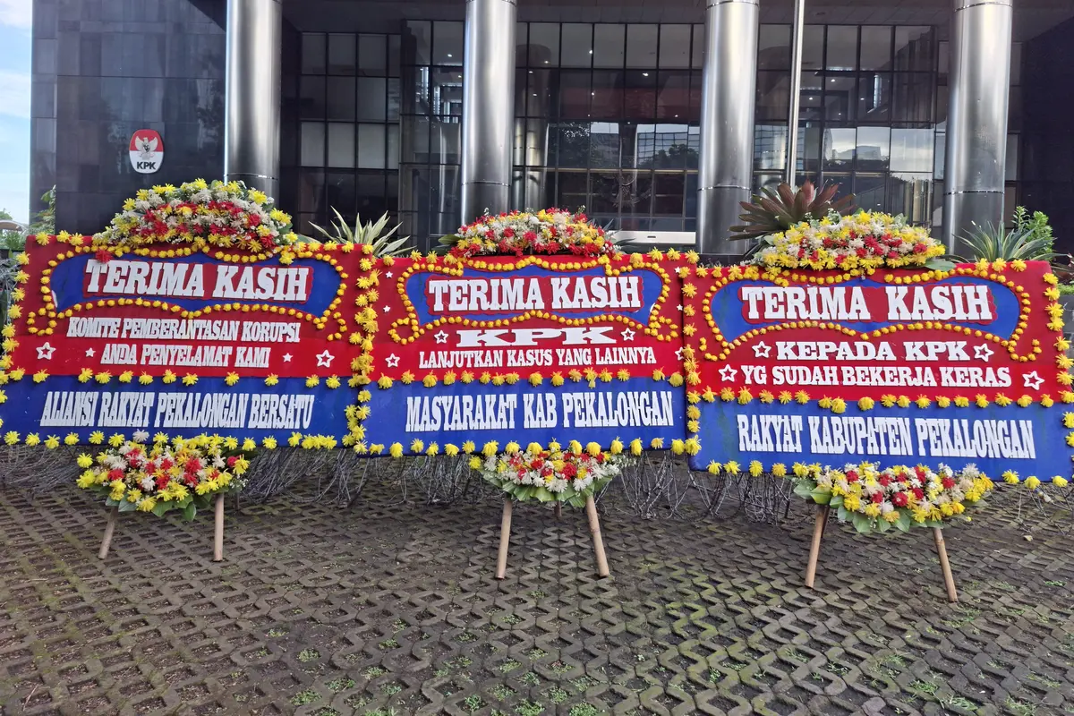 Karangan Bunga Warga Pekalongan di KPK.