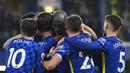 Pemain Chelsea Romelu Lukaku (tengah) merayakan bersama rekan satu timnya usai mencetak gol ke gawang Brighton pada pertandingan sepak bola Liga Inggris di Stadion Stamford Bridge, London, Inggris, 29 Desember 2021. Pertandingan berakhir 1-1. (AP Photo/Alastair Grant)