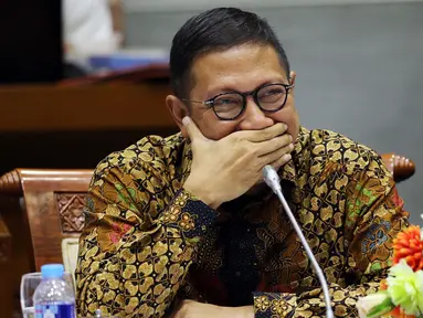 Menteri Agama Lukman Hakim Saifuddin saat mengikuti Raker dengan Komisi VIII DPR di Kompleks Parlemen, Senayan, Jakarta, Selasa (4/9). Raker tersebut membahas Rencana Kerja/Anggaran Kementerian Agama Tahun Anggaran 2019. (Liputan6.com/Johan Tallo)
