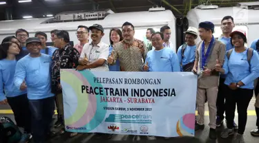 Ketua Umum Gerakan Angkatan Muda Kristen Indonesia yang juga Wakil Ketua Komisi IV DPR Michael Wattimena berfoto bersama dengan peserta Peace Train di Stasiun Gambir, Jakarta, jumat (3/9). (Liputan6.com/JohanTallo)