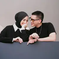 Potret menggemaskan Citra Kirana dan Rezky Aditya mengenakan outfit hitam-putih. Citra Kirana tampil dengan outfit hitam dengan detail kerah berwarna putih, dipadu dengan hijab hitam polos. Sedangkan Rezky Aditya tampil kasual dengan kaus hitam lengan pendek. Foto: Instagram.