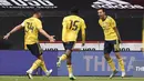 Pemain Arsenal Dani Ceballos (kanan) melakukan selebrasi usai mencetak gol ke gawang Sheffield United pada putaran keenam Piala FA di Bramall Lane, Sheffield, Inggris, Minggu (28/6/2020). Arsenal melaju ke semifinal Piala FA usai menaklukkan Sheffield United 2-1. (Andrew Boyers/Pool via AP)