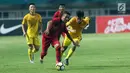 Pemain depan Timnas Indonesia U-19. Aulia Hidayat (depan) mencoba melewati pemain China U-19, Tianyu Guo pada PSSI 88th U-19 International Tournament di Stadion Pakansari, Cibinong, (25/9). Indonesia kalah 0-3. (Liputan6.com/Helmi Fithriansyah)