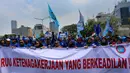 Massa buruh membawa spanduk dan poster saat melakukan aksi unjuk rasa di kawasan Sudirman-Thamrin, Jakarta Pusat, Kamis (24/9/2026). Dalam aksi tersebut, buruh menyuarakan tuntutan terkait perbaikan sistem pengupahan serta perlindungan pekerja kontrak dan pekerja platform digital. (KLY/Budy Santoso)