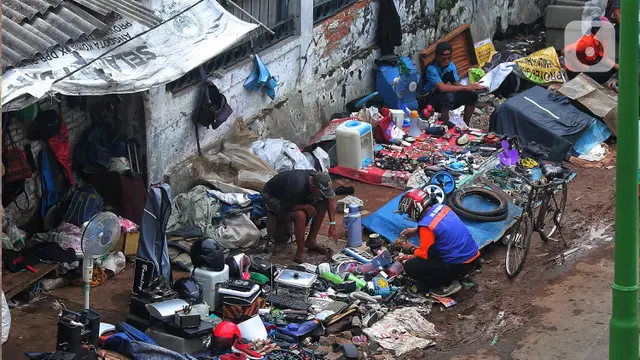 Eksistensi Pasar Loak Kebayoran Lama di Tengah Gempuran Jual Beli Daring