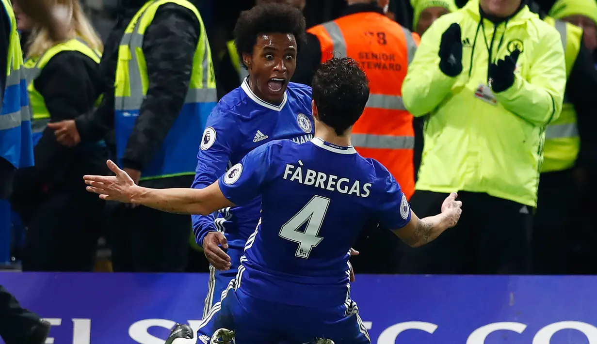 Cesc Fabregas (4) merayakan gol yang di cetak Willian saat bertanding melawan Stoke City pada lanjutan liga Inggris di Stamford Bridge (31/12/2016). Sepanjang musim ini Fabregas baru turun 5 kali menjadi pemain utama. (Reuters/Eddie Keogh)