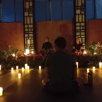 Selebrasi Earth Hour dengan yoga di tengah kegelapan